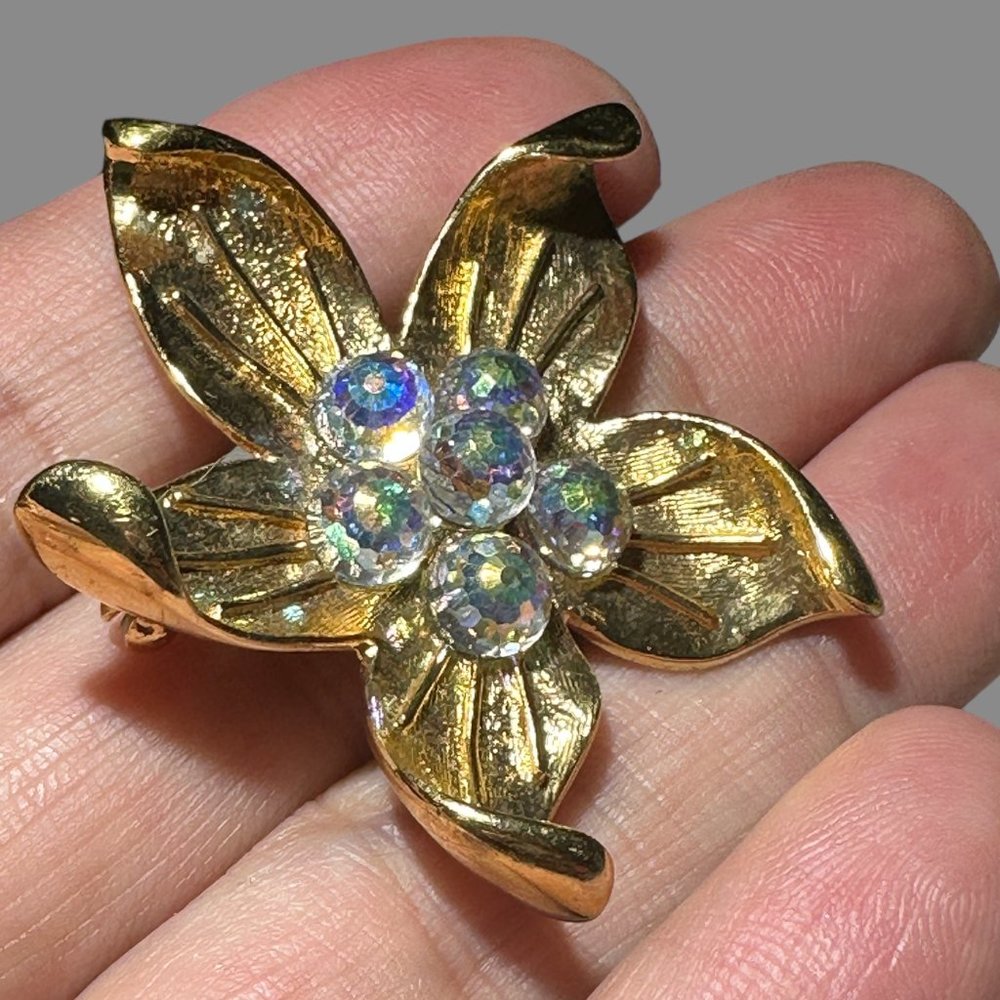 STUNNING BUTLER FLORAL BROOCH (EUC)